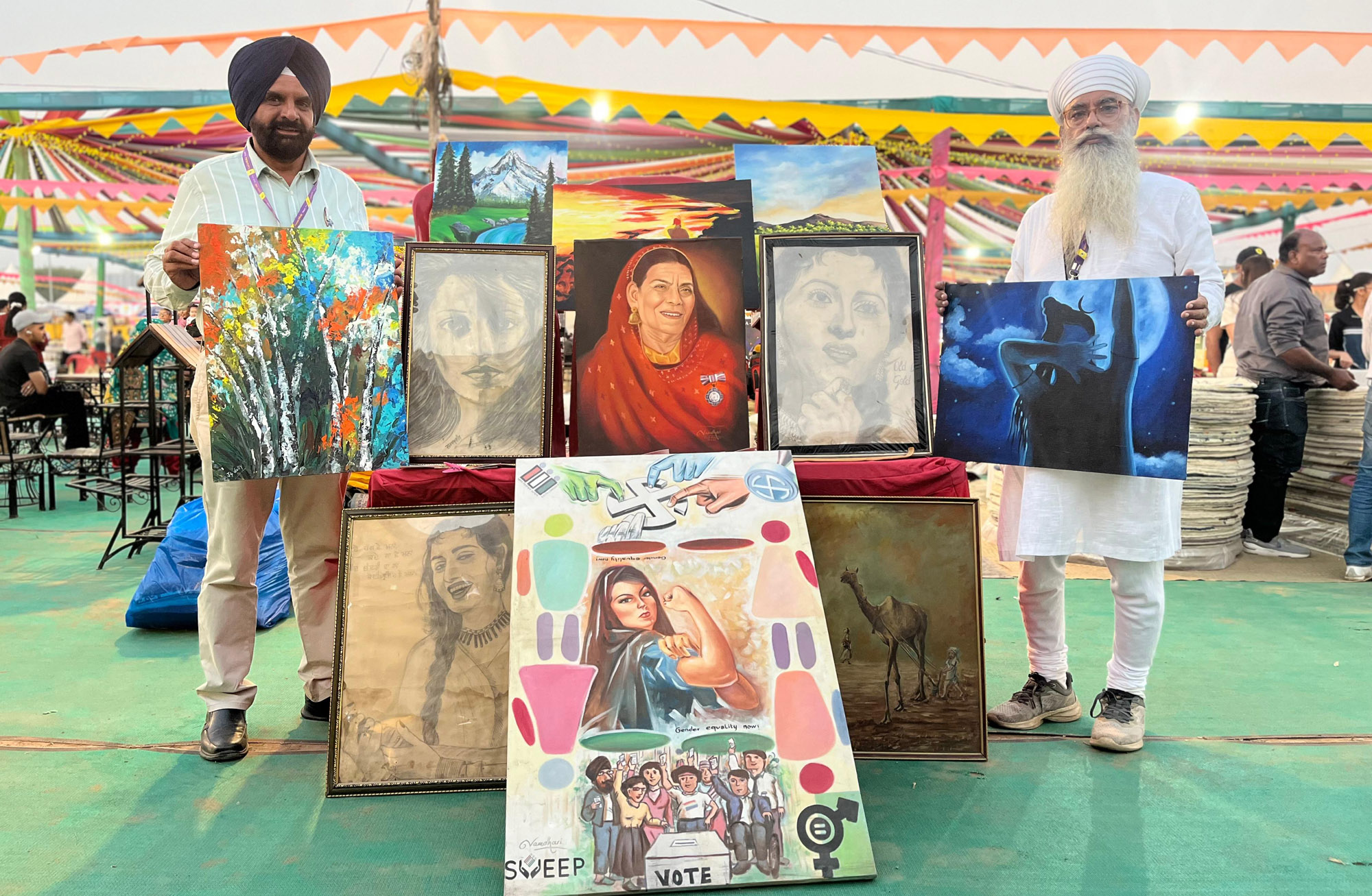 सरस मेले में गुरप्रीत नामधारी और प्रोफेसर गुरबख्शीश सिंह अंटाल की तस्वीरों की प्रदर्शनी ने दर्शकों का ध्यान खींचा।